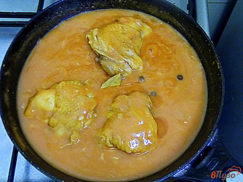 Фото приготовление рецепта: Куриные бёдра в томатном соусе шаг №7