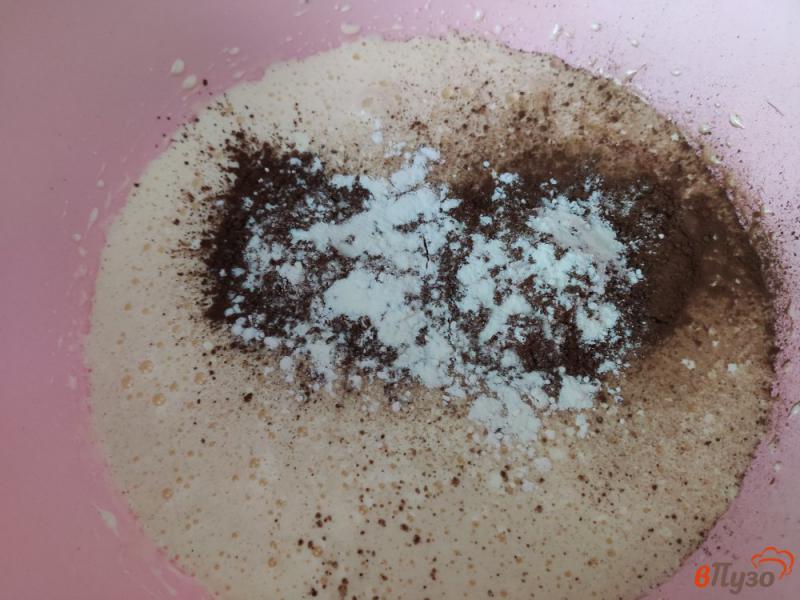 Фото приготовление рецепта: Шоколадный манник на кефире шаг №4