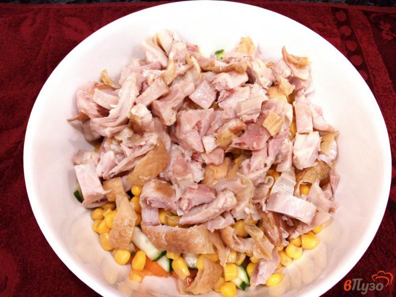 Фото приготовление рецепта: Овощной салат с окорочком и майонезом шаг №4