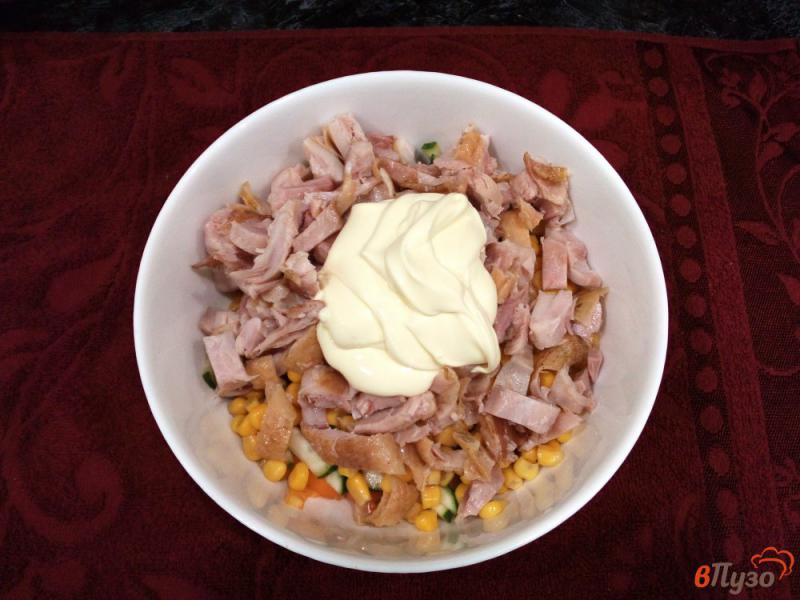 Фото приготовление рецепта: Овощной салат с окорочком и майонезом шаг №5