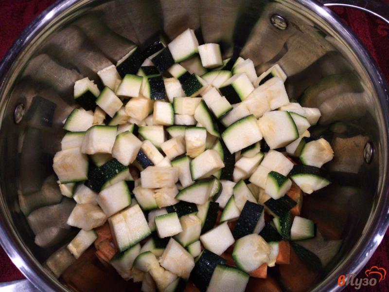 Фото приготовление рецепта: Куриные окорочка с овощами и специями шаг №2