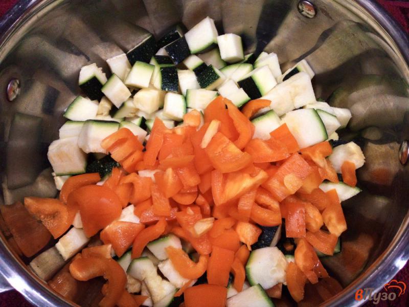 Фото приготовление рецепта: Куриные окорочка с овощами и специями шаг №3