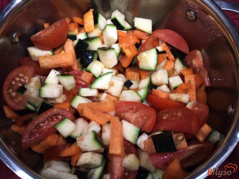Фото приготовление рецепта: Куриные окорочка с овощами и специями шаг №6