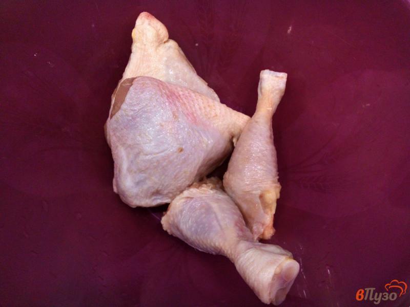 Фото приготовление рецепта: Куриные окорочка с овощами и специями шаг №7