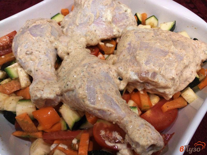 Фото приготовление рецепта: Куриные окорочка с овощами и специями шаг №9