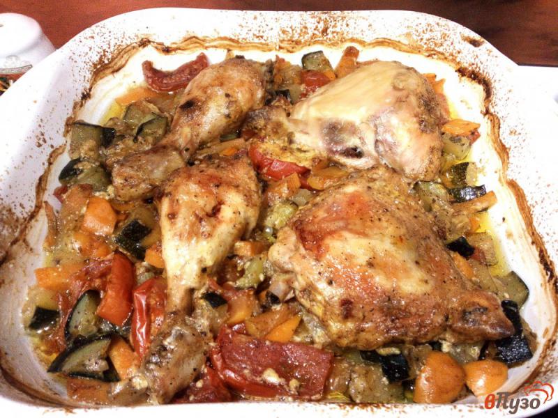 Фото приготовление рецепта: Куриные окорочка с овощами и специями шаг №11