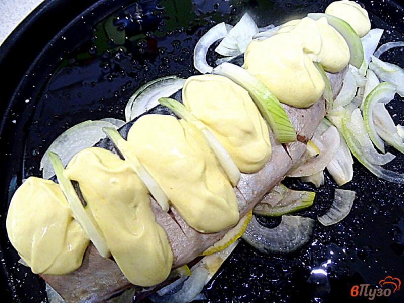 Фото приготовление рецепта: Скумбрия запеченная под горчичным соусом шаг №6