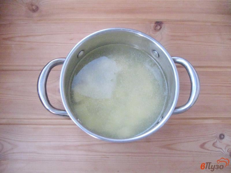 Фото приготовление рецепта: Суп с рисом на рыбном бульоне шаг №2