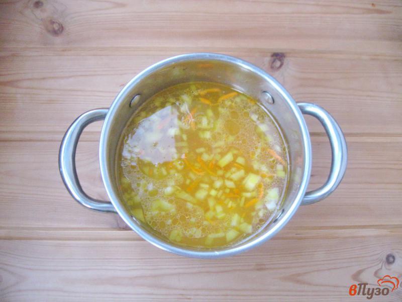 Фото приготовление рецепта: Суп с рисом на рыбном бульоне шаг №4