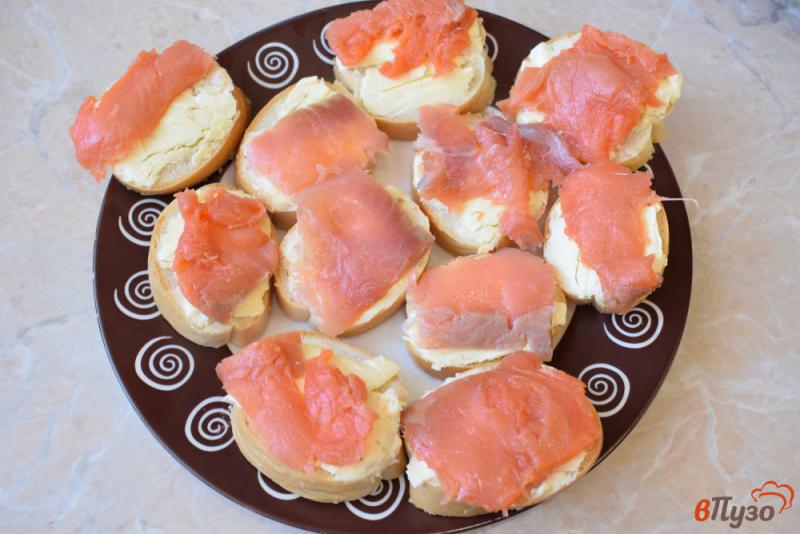 Фото приготовление рецепта: Бутерброды с красной рыбой шаг №4