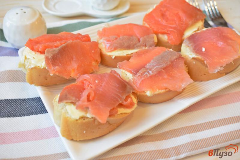 Фото приготовление рецепта: Бутерброды с красной рыбой шаг №5