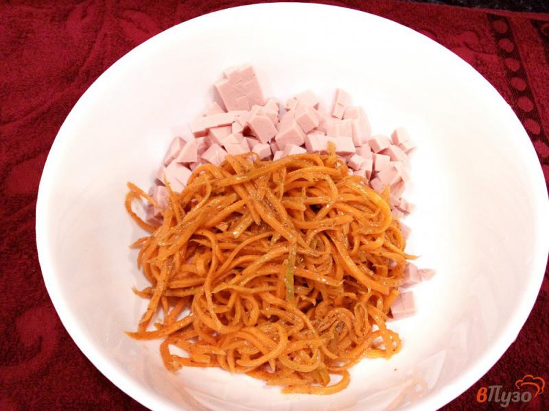 Фото приготовление рецепта: Фасолевый салат с морковью по-корейски и колбасой шаг №2