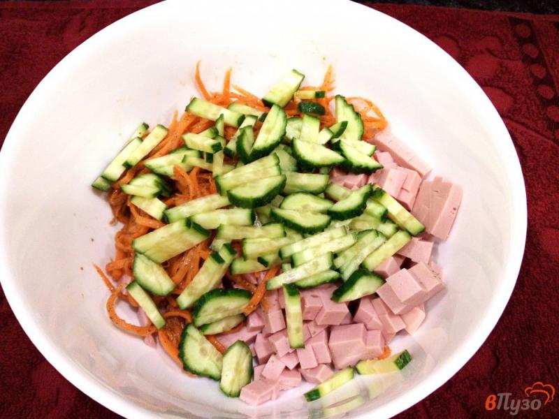 Фото приготовление рецепта: Фасолевый салат с морковью по-корейски и колбасой шаг №3