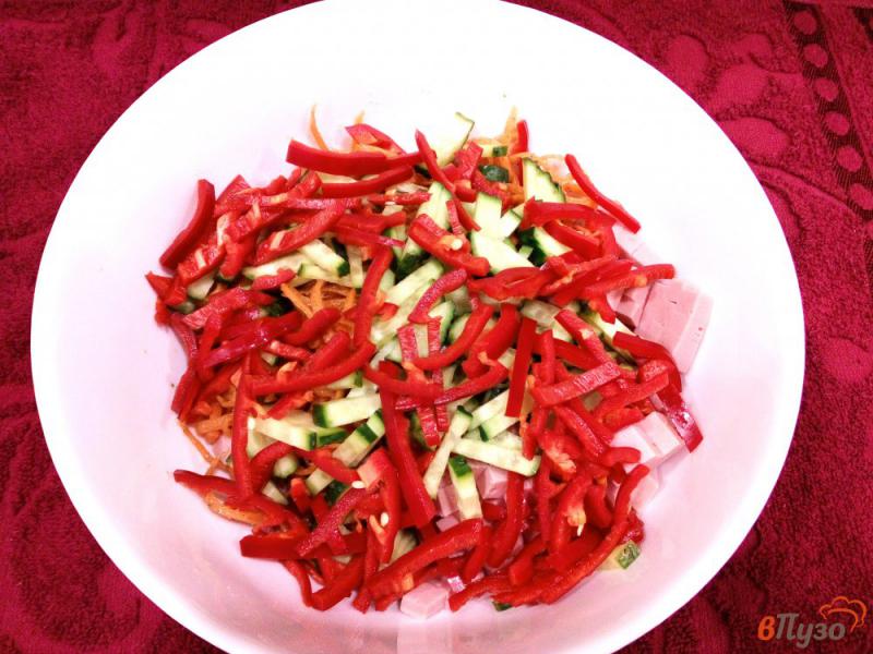 Фото приготовление рецепта: Фасолевый салат с морковью по-корейски и колбасой шаг №4