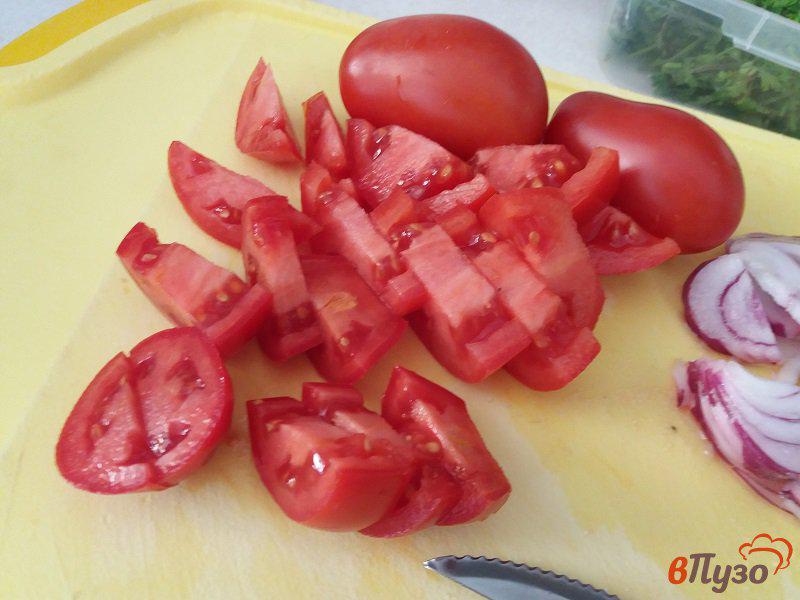 Фото приготовление рецепта: Салат из томатов, творога и кинзы шаг №3