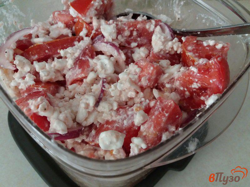 Фото приготовление рецепта: Салат из томатов, творога и кинзы шаг №6
