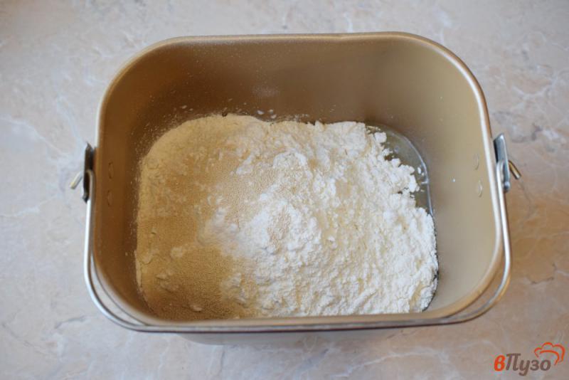 Фото приготовление рецепта: Дрожжевое тесто в хлебопечке шаг №3