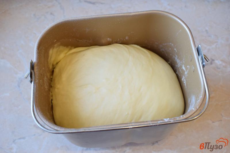 Фото приготовление рецепта: Дрожжевое тесто в хлебопечке шаг №4