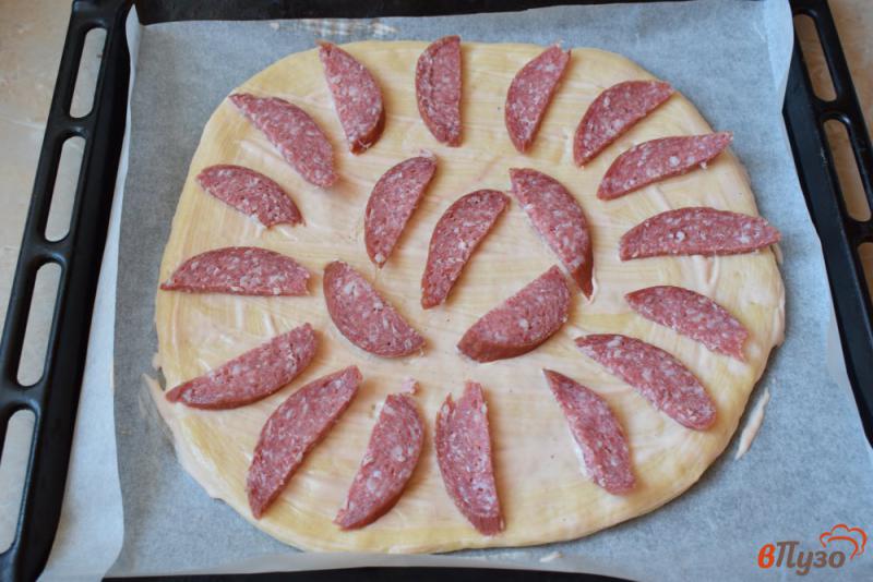 Фото приготовление рецепта: Пицца с колбасой и помидорами на дрожжевом тесте шаг №3