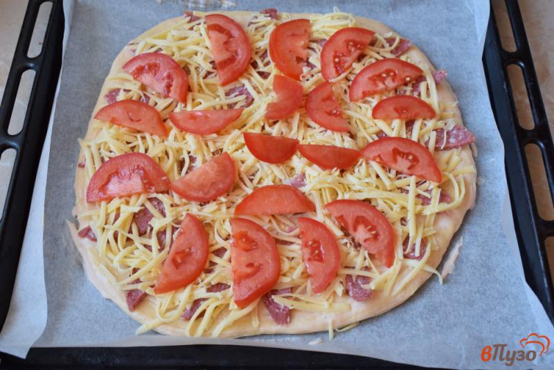 Фото приготовление рецепта: Пицца с колбасой и помидорами на дрожжевом тесте шаг №5