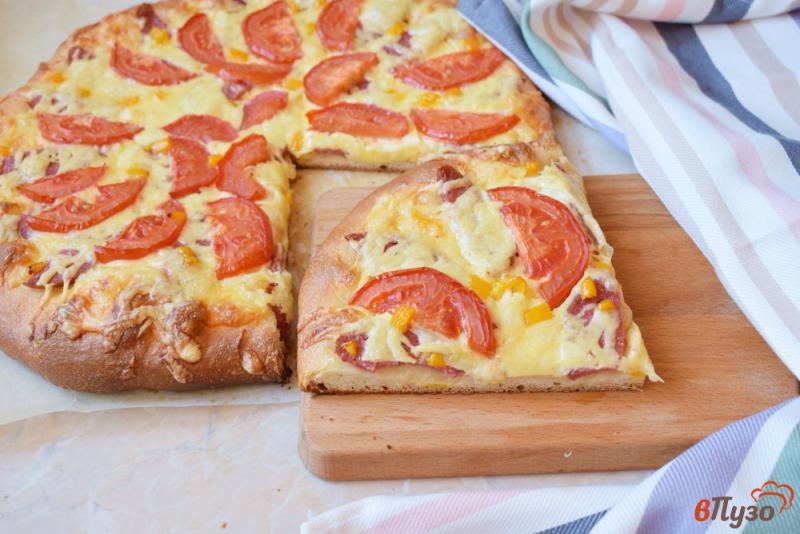 Фото приготовление рецепта: Пицца с колбасой и помидорами на дрожжевом тесте шаг №7