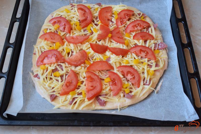 Фото приготовление рецепта: Пицца с колбасой и помидорами на дрожжевом тесте шаг №6