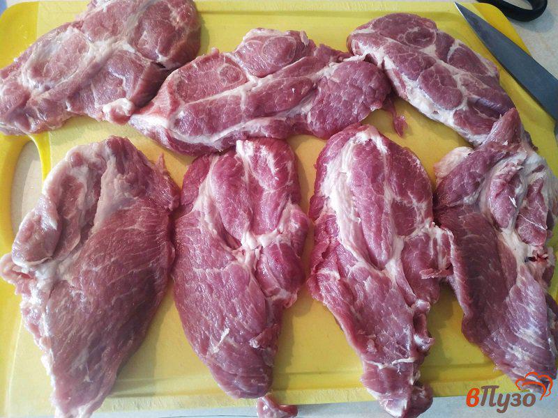 Фото приготовление рецепта: Отбивные из свинины запеченные с грибами и сыром шаг №2