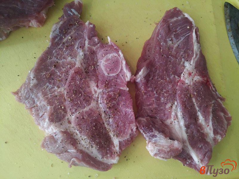 Фото приготовление рецепта: Отбивные из свинины запеченные с грибами и сыром шаг №3