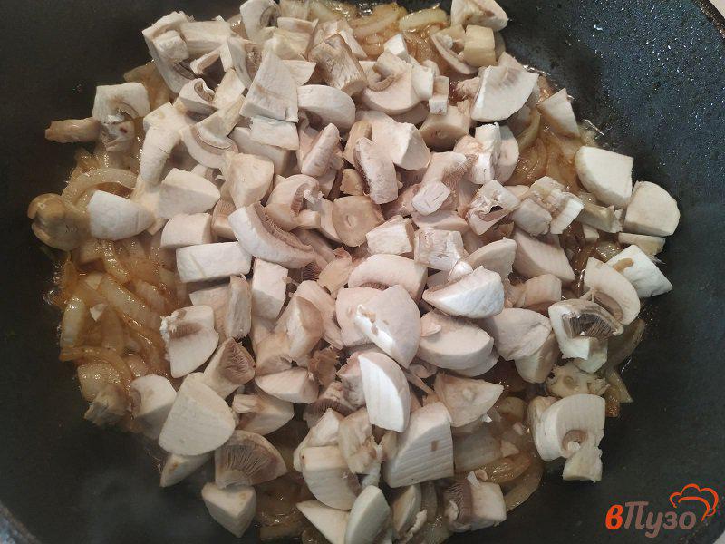 Фото приготовление рецепта: Отбивные из свинины запеченные с грибами и сыром шаг №7