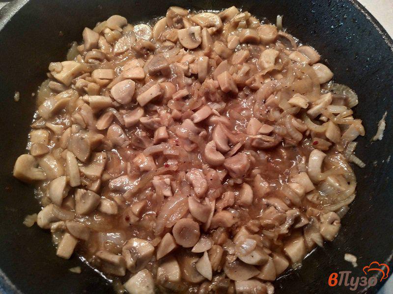 Фото приготовление рецепта: Отбивные из свинины запеченные с грибами и сыром шаг №8