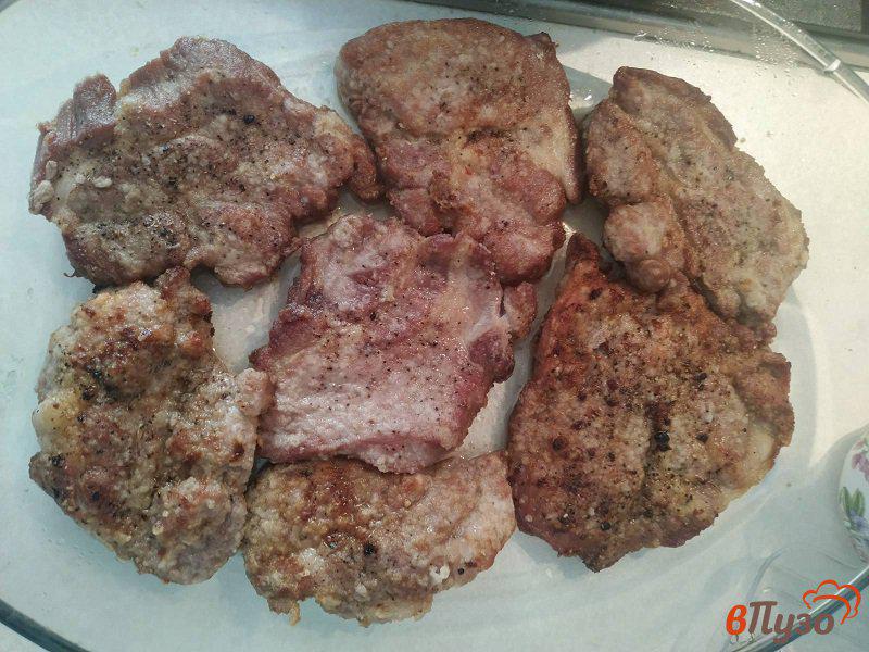 Фото приготовление рецепта: Отбивные из свинины запеченные с грибами и сыром шаг №9