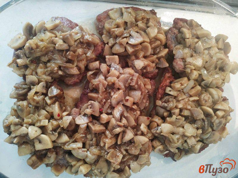 Фото приготовление рецепта: Отбивные из свинины запеченные с грибами и сыром шаг №10