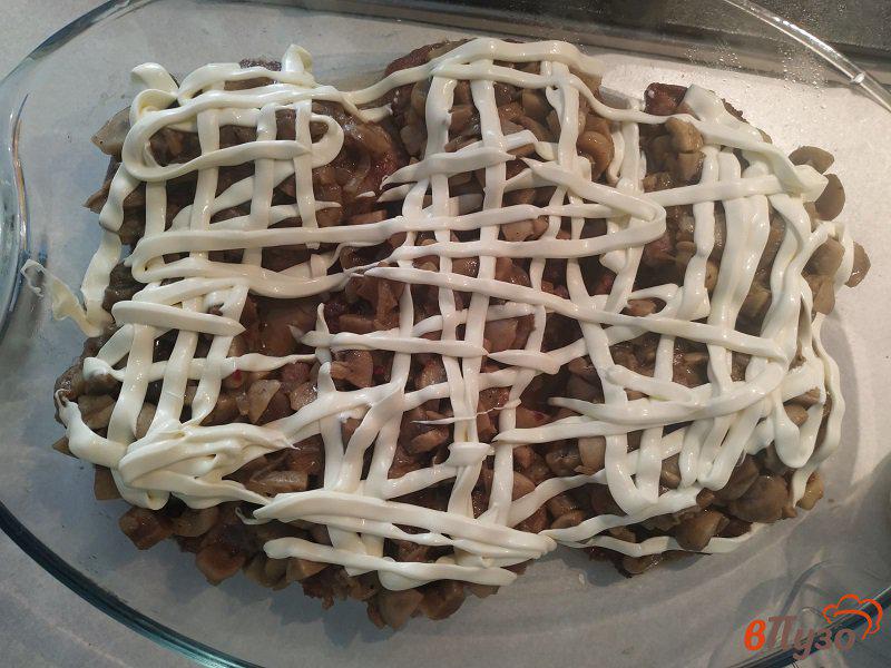 Фото приготовление рецепта: Отбивные из свинины запеченные с грибами и сыром шаг №11