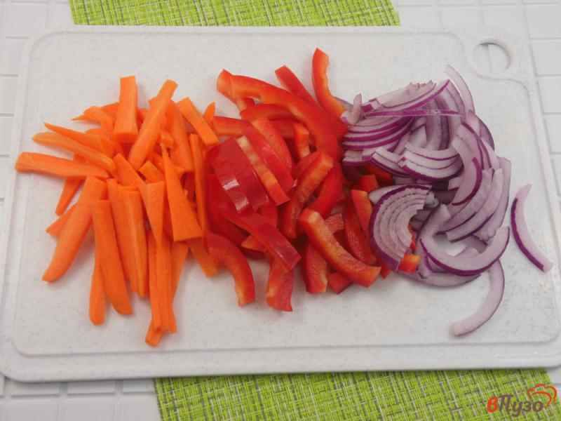 Фото приготовление рецепта: Фрикадельки рыбные с овощами в соусе терияки шаг №5