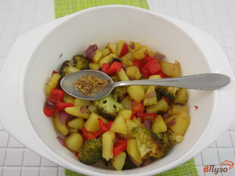 Фото приготовление рецепта: Салат теплый из картофеля и брокколи шаг №7
