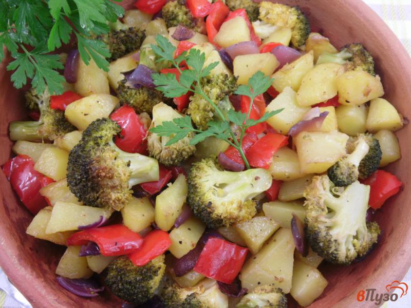Фото приготовление рецепта: Салат теплый из картофеля и брокколи шаг №8