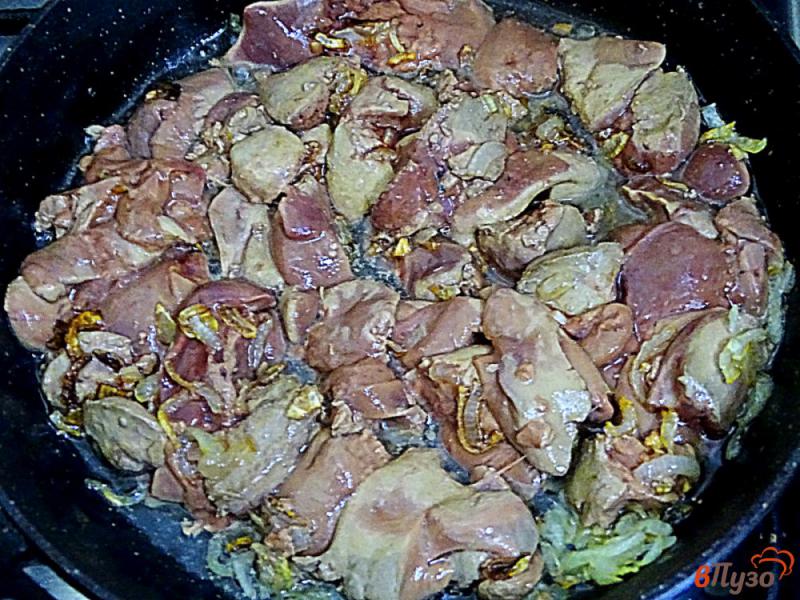 Фото приготовление рецепта: Вермишель с куриной печенью и луком шаг №5
