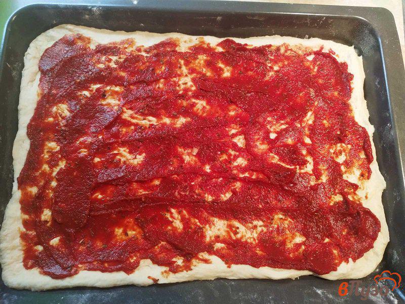 Фото приготовление рецепта: Домашняя пицца с салями и шампиньонами шаг №6