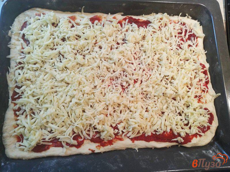 Фото приготовление рецепта: Домашняя пицца с салями и шампиньонами шаг №9