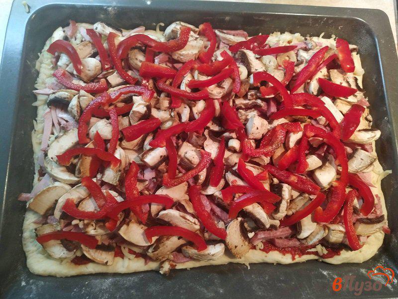 Фото приготовление рецепта: Домашняя пицца с салями и шампиньонами шаг №11