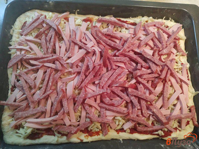 Фото приготовление рецепта: Домашняя пицца с салями и шампиньонами шаг №10