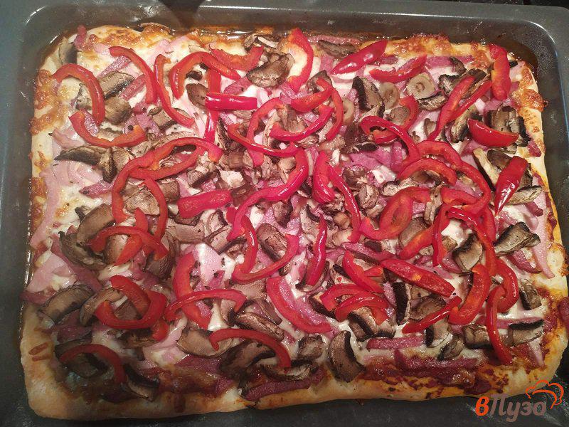 Фото приготовление рецепта: Домашняя пицца с салями и шампиньонами шаг №13
