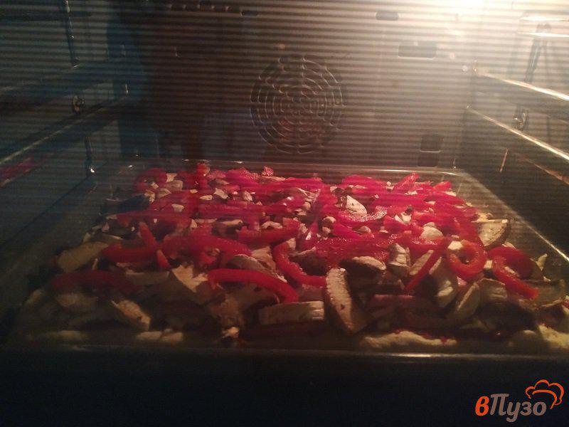 Фото приготовление рецепта: Домашняя пицца с салями и шампиньонами шаг №12