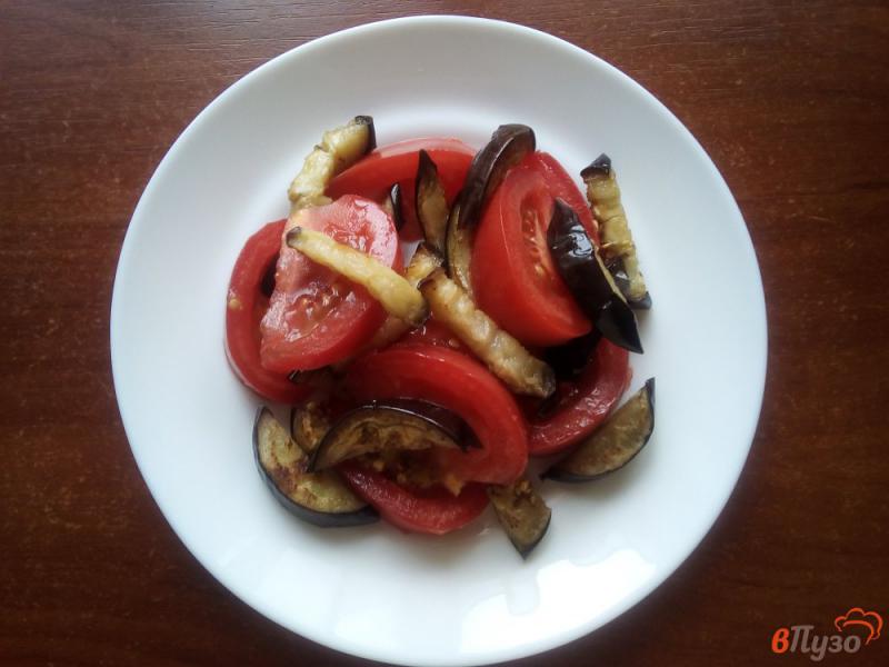 Фото приготовление рецепта: Салат из помидоров и жареных баклажанов шаг №5