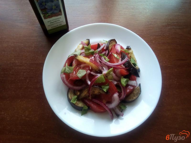 Фото приготовление рецепта: Салат из помидоров и жареных баклажанов шаг №6