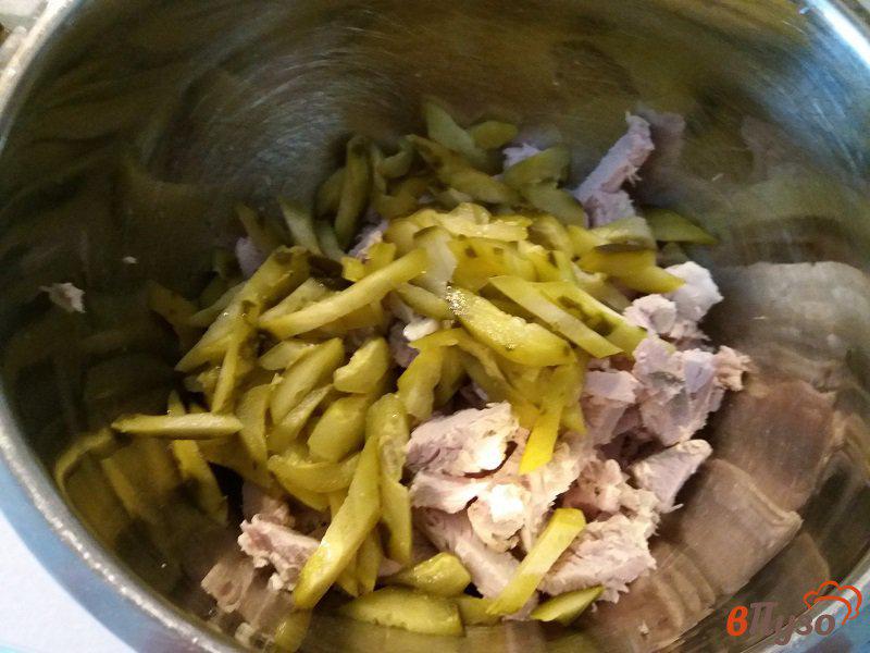 Фото приготовление рецепта: Салат из свинины и фасоли в томатном соусе шаг №9