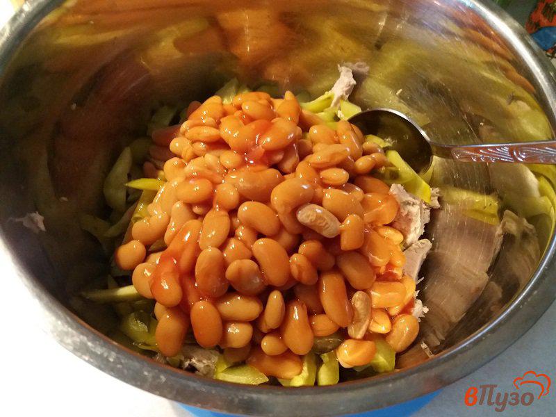 Фото приготовление рецепта: Салат из свинины и фасоли в томатном соусе шаг №10