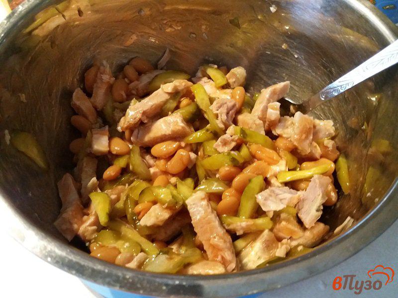 Фото приготовление рецепта: Салат из свинины и фасоли в томатном соусе шаг №11