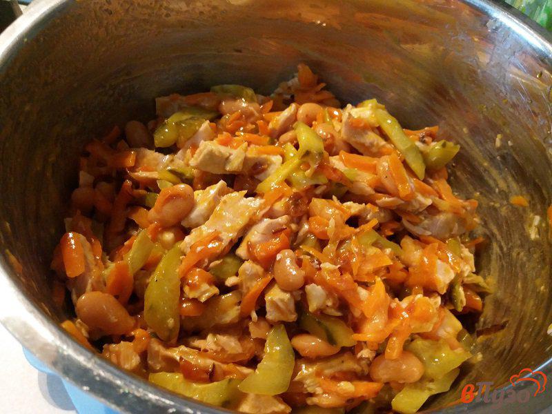 Фото приготовление рецепта: Салат из свинины и фасоли в томатном соусе шаг №13