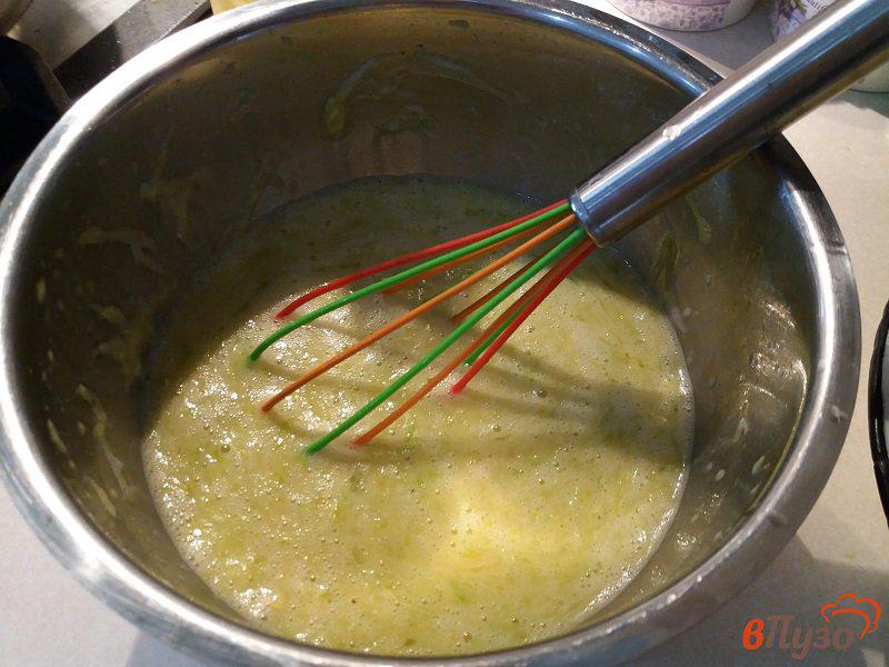 Фото приготовление рецепта: Японский омлет из кабачка шаг №4